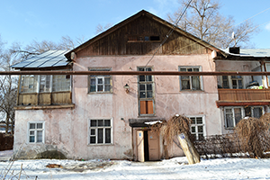 Жители двухэтажки в Барнаульском тупике: «Это не дом, а гнилушка!»