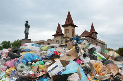 Свалочка здесь, мусорка там. Уже полгода в Саратове с завидной регулярностью возникают проблемы с вывозом мусора