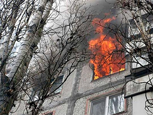В центре Саратова на Московской вспыхнула трехэтажка: жильцов эвакуировали