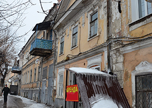 Жители аварийного дома в историческом центре Саратова: "Выживаем как можем!" (ФОТОРЕПОРТАЖ)