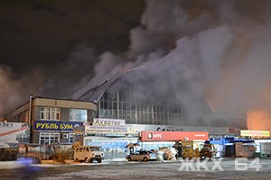 Пожар на Сенном в Саратове: очаг возгорания ликвидирован