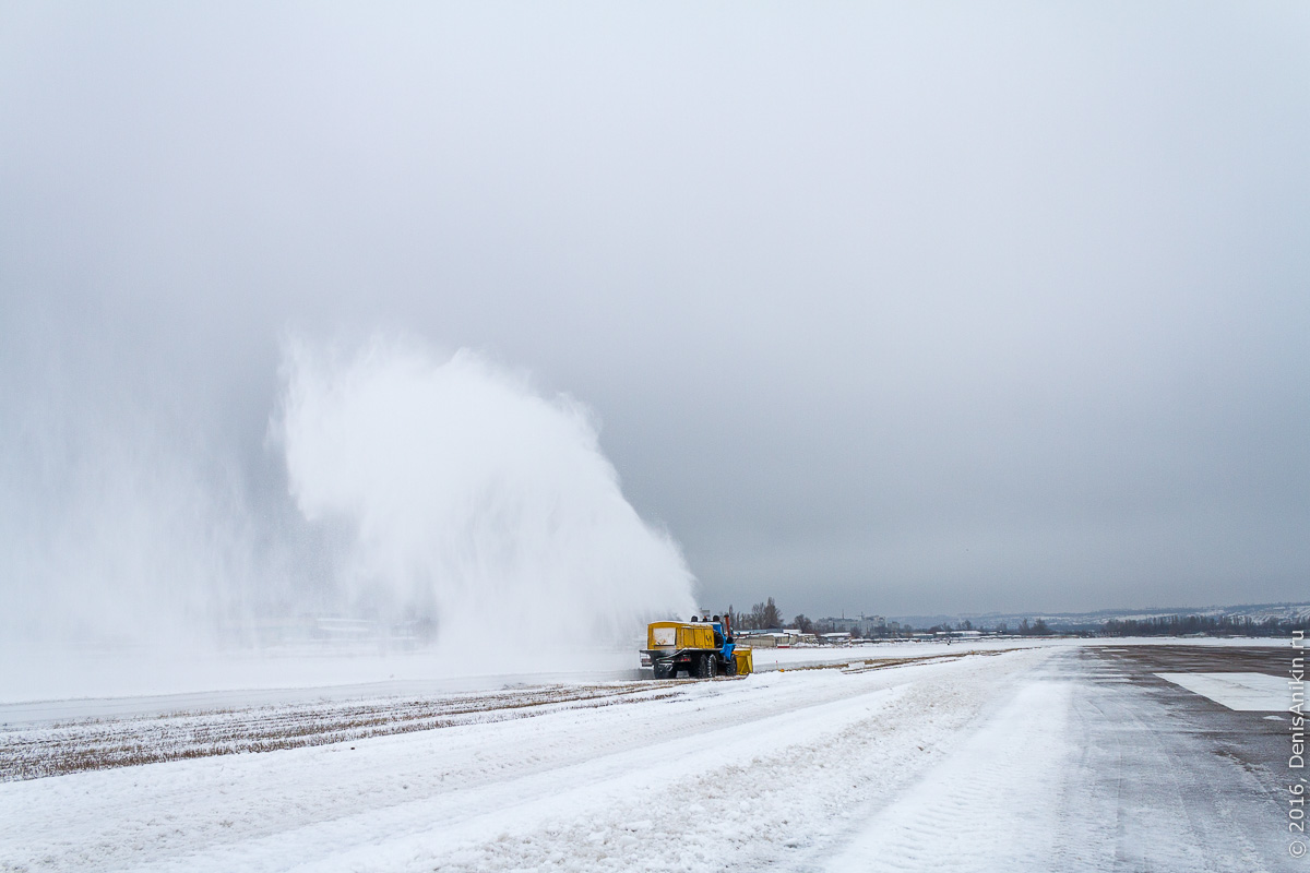 Как борются со снегом в аэропорту Саратова: фотоблог