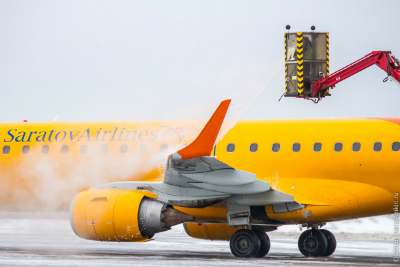 Как борются со снегом в аэропорту Саратова: фотоблог